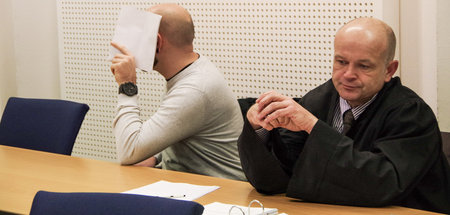 Benjamin Einsiedler (l.) und dessen Anwalt am ersten Prozesstag ...