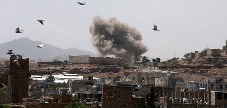 Rauch steigt auf in Sanaa nach einem Luftschlag der von Saudi-Ar...