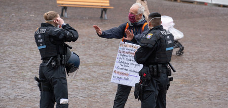 Probleme gibt es auch in Frankfurt am Main: Polizisten setzen da...