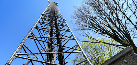 Durch Feuer beschädigter Mobilfunkübertragungsmast im niederländ...