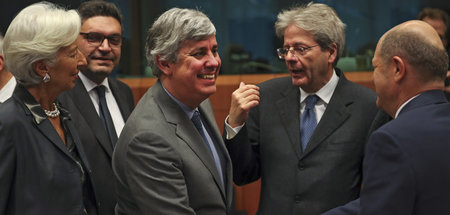 Mario Centeno (M.) schwimmt im Haifischbecken der Euro-Gruppe (B...