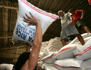 Reisumschlag in der phlippinischen Hauptstadt Manila. Spekulante...