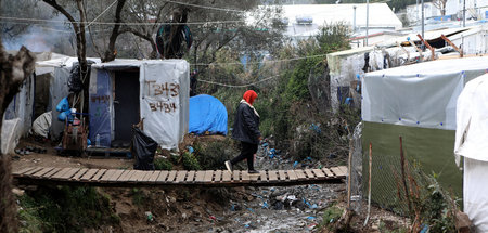 Provisorisches Camp neben dem Geflüchtetenlager »Moria« auf der ...