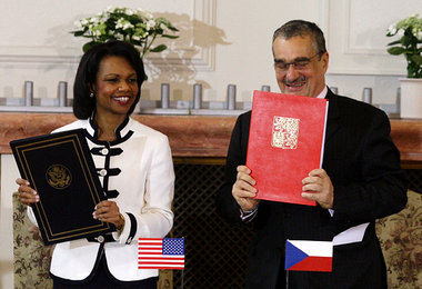 Mehr Kriegsgerät, mehr westliche Werte: US-Außenministerin Rice ...