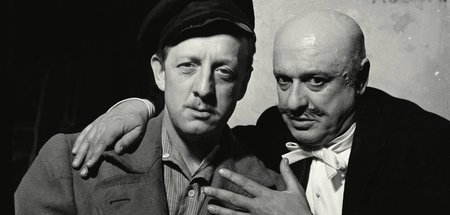 Der betrunkene Herr schmeichelt sich bei seinem selbstbewußten K...