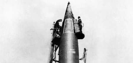 Von Zwangsarbeitern im Konzentrationslager Mittelbau-Dora montie...