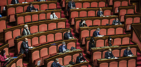 Mit Atemschutzmaske und Sicherheitsabstand: Abgeordnete im Parla...