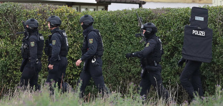 Es wird geschossen: Polizisten in Landsberg bei Halle (9.10.2019...