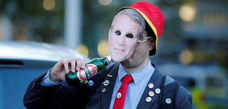 Prost: Teilnehmer mit Höcke-Maske beim »Zombie-Walk« in Essen (3... Prost: Teilnehmer mit Höcke-Maske beim »Zombie-Walk« in Essen (3...