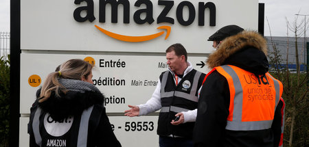 Mitarbeiter des Onlineriesen streiken vor dem Logistikzentrum in... Mitarbeiter des Onlineriesen streiken vor dem Logistikzentrum in...