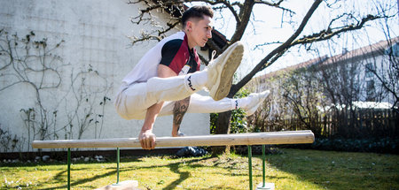 Der Kunstturner Marcel Nguyen trainiert im Garten seiner Mutter ... Der Kunstturner Marcel Nguyen trainiert im Garten seiner Mutter ...