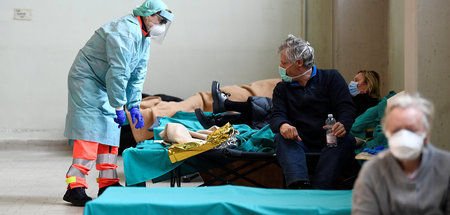In Italien wurde am Gesundheitssystem gespart. Zehntausende muss...