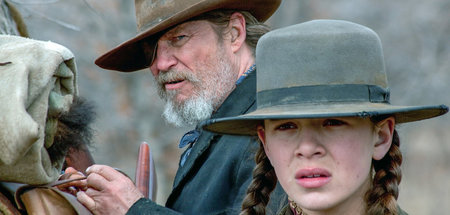 Mattie (Hailee Steinfeld) geht mit Rooster (Jeff Bridges) auf Ve... Mattie (Hailee Steinfeld) geht mit Rooster (Jeff Bridges) auf Ve...