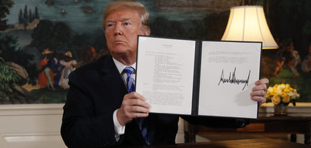 Donald Trump und seine Unterschrift (Washington, 8.5.2018)