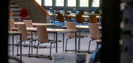 Wie weiter nach der Krise? Leere Stühle in der Regensburger Unib... Wie weiter nach der Krise? Leere Stühle in der Regensburger Unib...