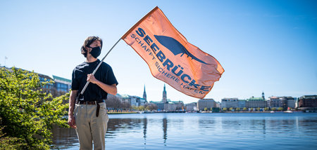 Mit Sicherheitsabstand: Seebrücke-Demonstrant am Samstag in Hamb... Mit Sicherheitsabstand: Seebrücke-Demonstrant am Samstag in Hamb...