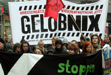 Protest gegen das Rekrutengelöbnis am 20. Juli 2005 im Berliner ...
