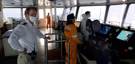 Crewmitglieder der »Essen Express« stehen mit Mundschutz auf der...
