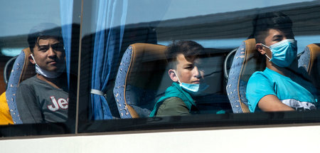 Junge Flüchtlinge nach ihrer Überführung aus Griechenland am Flu...