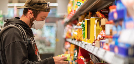 Kunde mit Mundschutz am Montag in einem Dresdener Supermarkt