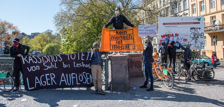 Mit Transparenten, Plakaten und Flyern protestierten am 19. Apri...