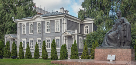 Der junge Uljanow mit seiner Mutter Marija als Denkmal vor dem H...