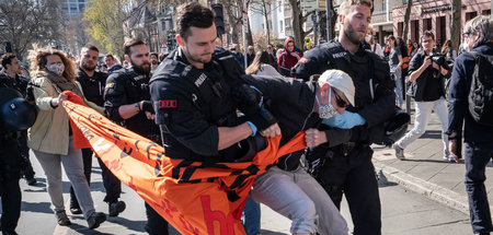 Realität im Frühling 2020: Polizeibeamte ohne Atemschutzmasken f...