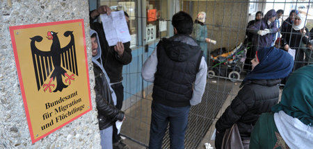 Flüchtlinge warten vor der Außenstelle des Bundesamtes für Migra... Flüchtlinge warten vor der Außenstelle des Bundesamtes für Migra...