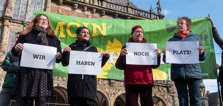 Anja Stahmann (Grüne, l.), Sozialsenatorin, sieht im Protest geg...