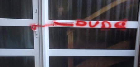 Tägliche Bedrohung: Antisemitische Schmiererei an der Eingangstü