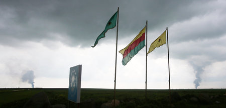 Flaggen der kurdischen YPG und YPJ in Hasaka, Nordsyrien (28.3.2... Flaggen der kurdischen YPG und YPJ in Hasaka, Nordsyrien (28.3.2...