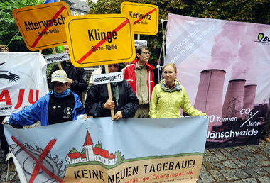 Einwohner der von Abbaggerung bedrohten Orte in der Lausitz prot... Einwohner der von Abbaggerung bedrohten Orte in der Lausitz prot...