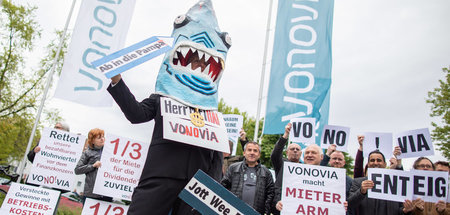 Ein Demonstrant als »Herr Miethai Vonovia« bei Protesten anlässl... Ein Demonstrant als »Herr Miethai Vonovia« bei Protesten anlässl...
