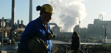 Bis ins hohe Alter Lohnarbeit leisten müssen wie hier ein Metall...