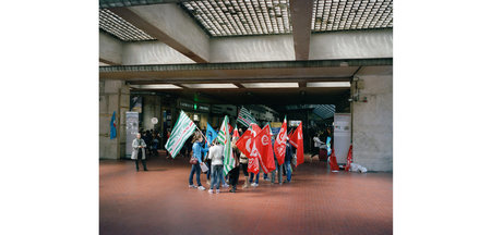 Arbeiter der italienischen Bahn NTV am Hauptbahnhof Florenz