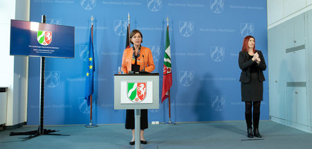 Yvonne Gebauer (FDP, l), Ministerin für Schule und Bildung des L...