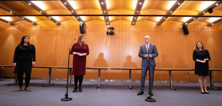 Katharina Fegebank (zweite von links) und Peter Tschentscher am ... Katharina Fegebank (zweite von links) und Peter Tschentscher am ...