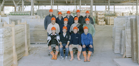 Zusammenstehen: Arbeiter in einer Kooperative, die Travertin-Pla...