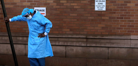 Ein Angestellter des Gesundheitssystems während einer Pause am M...