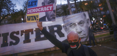 Ein Protestierender mit Atemschutz am Sonnabend in Tel Aviv Ein Protestierender mit Atemschutz am Sonnabend in Tel Aviv