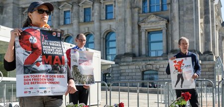 Aktive der VVN-BdA gedachten am Mittwoch am Berliner Denkmal zur... Aktive der VVN-BdA gedachten am Mittwoch am Berliner Denkmal zur...