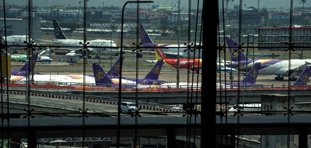 Maschinen der Thai Airways parken auf dem Flughafen Bangkok (4.4...