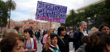 »Nein zum Neokolonialismus: Raus mit dem IWF!« Demonstration vor...