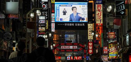 Der Wirtschaft hörig: Japans Premierminister Shinzo Abe erklärt ...