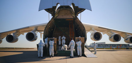 Die von der Bundeswehr genutzte Antonow-Maschine mit der Schutzm...