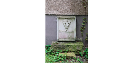Der Gedenkstein in Erinnerung an den kommunistischen Widerstands... Der Gedenkstein in Erinnerung an den kommunistischen Widerstands...