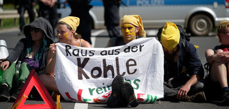 Protest in Erkelenz: Aktivisten der Gruppe »Kohle ersetzen!« blo... Protest in Erkelenz: Aktivisten der Gruppe »Kohle ersetzen!« blo...