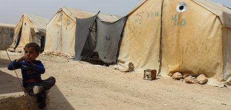 Kind in einem Lager für Binnenflüchtlinge in Idlib in Syrien (28... Kind in einem Lager für Binnenflüchtlinge in Idlib in Syrien (28...