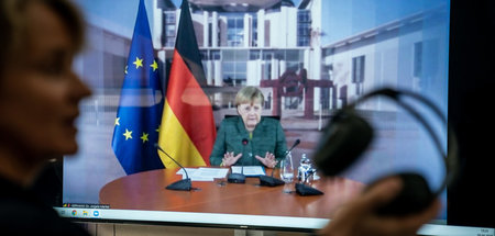 Merkel während ihrer Rede beim dieses Mal nur digital durchgefüh... Merkel während ihrer Rede beim dieses Mal nur digital durchgefüh...