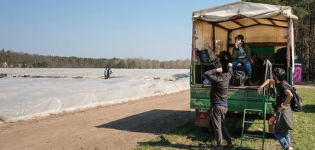 Mit dem Planwagen ins Plastikmeer: Studierende aus Cottbus vor i...